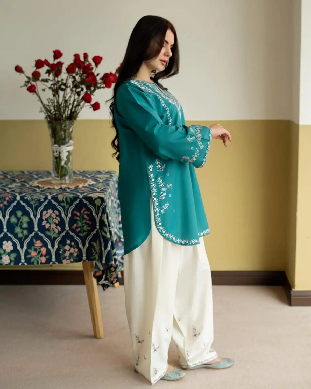 Mona Emb 2pc