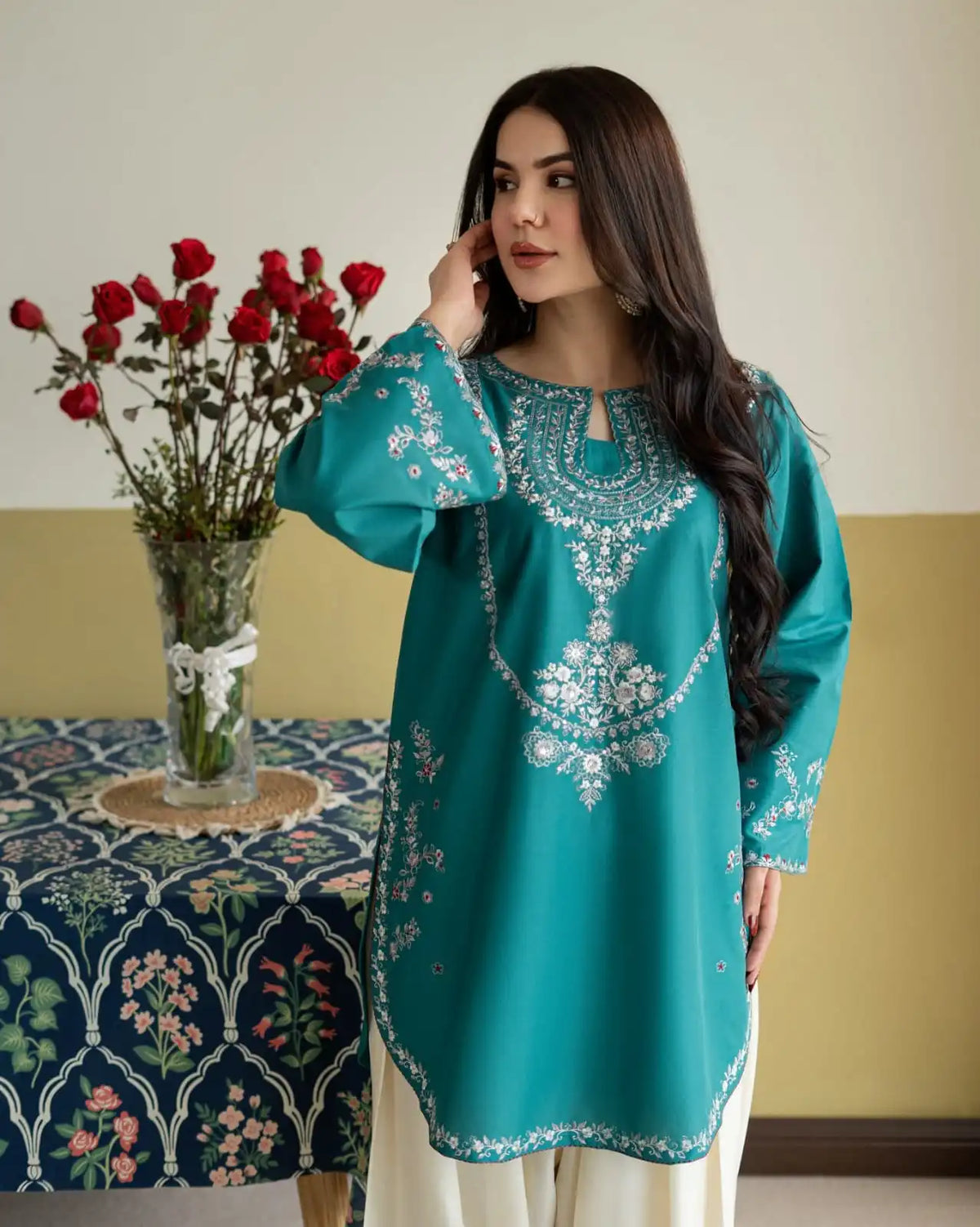 Mona Emb 2pc